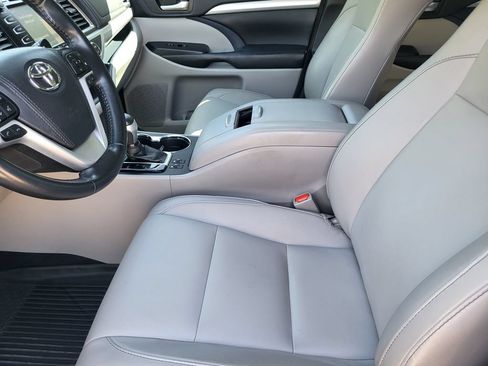 Used 2018 Toyota Highlander XLE FWD image 26