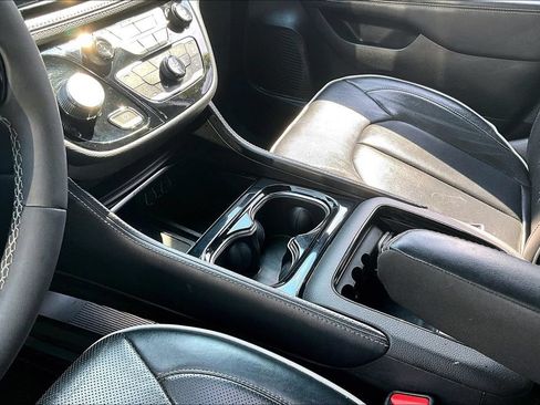 Used 2024 Chrysler Pacifica Premium FWD image 18