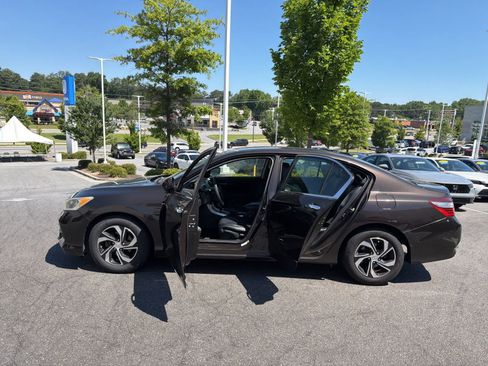 Used 2017 Honda Accord LX image 19