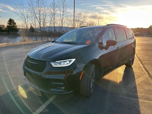 Used 2024 Chrysler Pacifica Limited w/ Uconnect Theater Family Group image 7