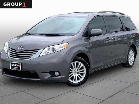 Used 2017 Toyota Sienna XLE FWD image 1