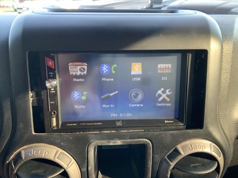 Used 2015 Jeep Wrangler Unlimited Sport w/ Connectivity Group AWD/4WD image 27