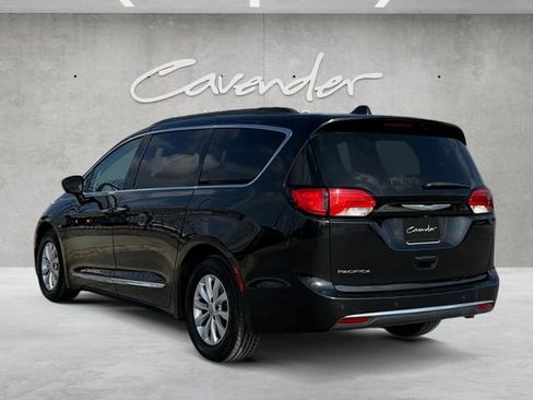 Used 2017 Chrysler Pacifica Touring-L image 6