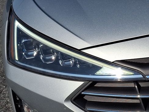 Used 2019 Hyundai Elantra Limited w/ Ultimate Package 02 FWD image 9