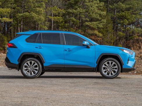 Used 2019 Toyota RAV4 XLE Premium image 4