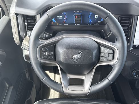 Used 2025 Ford Bronco Badlands image 28