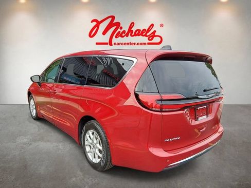 Used 2024 Chrysler Pacifica Touring-L FWD image 4