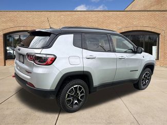 Used 2025 Jeep Compass Trailhawk AWD/4WD video 3