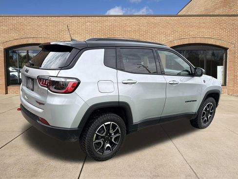 Used 2025 Jeep Compass Trailhawk AWD/4WD image 3