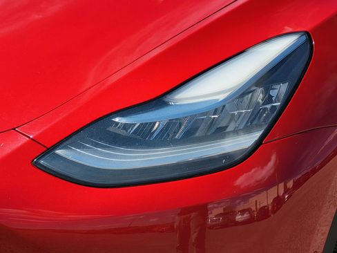 Used 2021 Tesla Model Y Long Range image 8