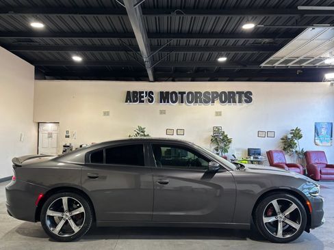 Used 2017 Dodge Charger SE image 4