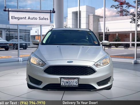 Used 2016 Ford Focus SE FWD image 2