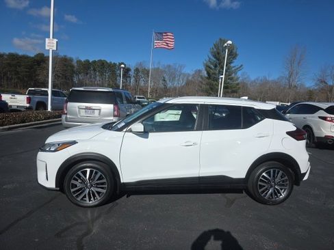 Used 2024 Nissan Kicks SV image 4