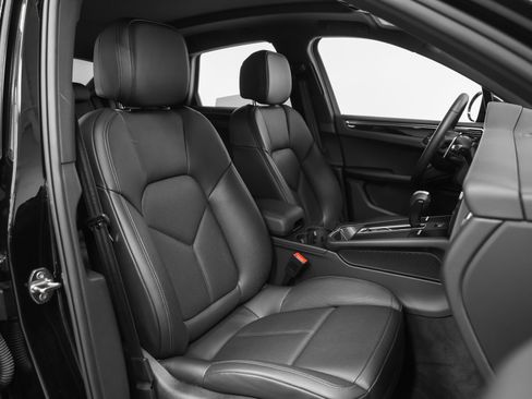 Certified 2025 Porsche Macan AWD/4WD image 21