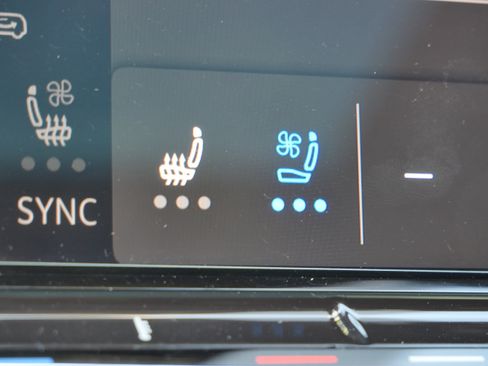 Used 2024 Volkswagen Atlas Cross Sport SE AWD/4WD image 30