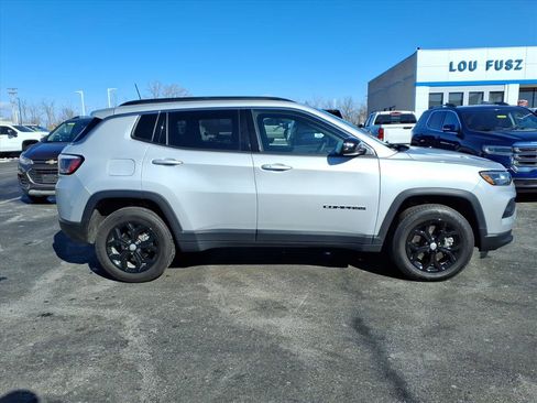 Used 2024 Jeep Compass Latitude image 27
