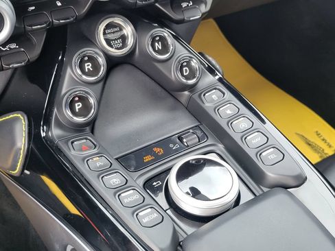 Used 2023 Aston Martin V8 Vantage Coupe RWD image 32