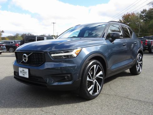 Used 2022 Volvo XC40 T5 R-Design w/ Advanced Package image 2