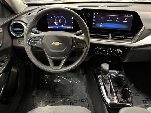 Used 2025 Chevrolet Trax LT FWD image 33