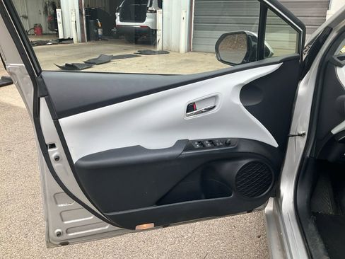 Used 2017 Toyota Prius Four w/ Advanced Technology Package FWD image 17