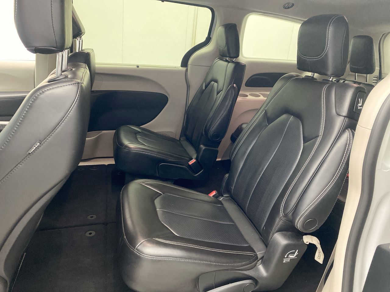 Used 2023 Chrysler Pacifica Touring-L FWD image 23