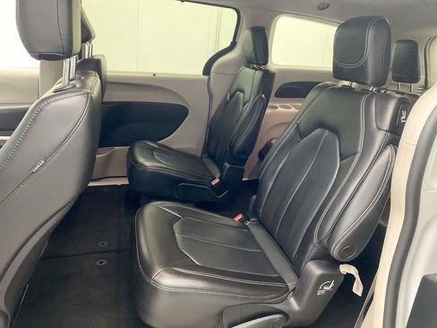 Used 2023 Chrysler Pacifica Touring-L FWD image 23