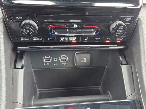 Used 2025 Jeep Grand Cherokee L Laredo RWD image 21