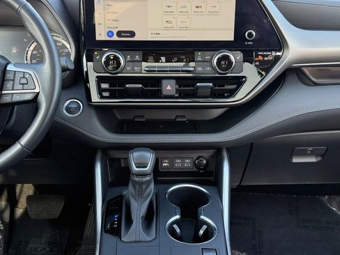 Certified 2024 Toyota Highlander XLE image 17