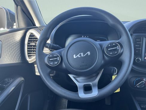Used 2025 Kia Soul LX w/ LX Technology Package FWD image 25