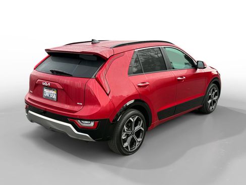 Used 2023 Kia Niro SX Touring image 5