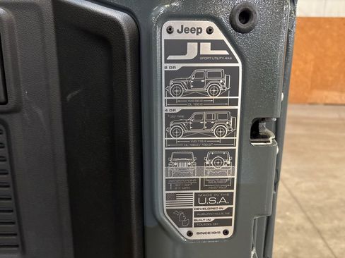 Used 2025 Jeep Wrangler Unlimited Sahara image 13