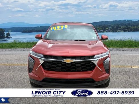 Used 2024 Chevrolet Trax LS w/ LS Convenience Package FWD image 8