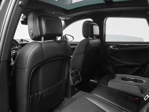 Certified 2020 Porsche Macan S AWD/4WD image 39