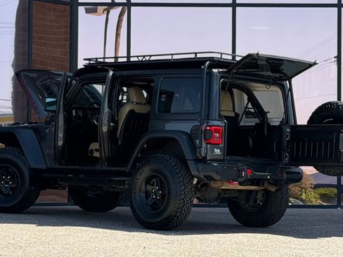 Used 2018 Jeep Wrangler Unlimited Rubicon w/ Dual Top Group AWD/4WD image 31