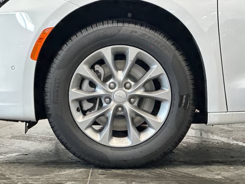 New 2027 Chrysler Pacifica Select AWD/4WD image 9