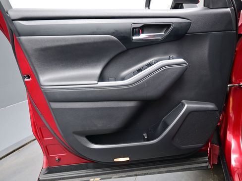 Used 2023 Toyota Highlander XLE image 9