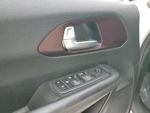Used 2019 Chrysler Pacifica Touring-L image 13