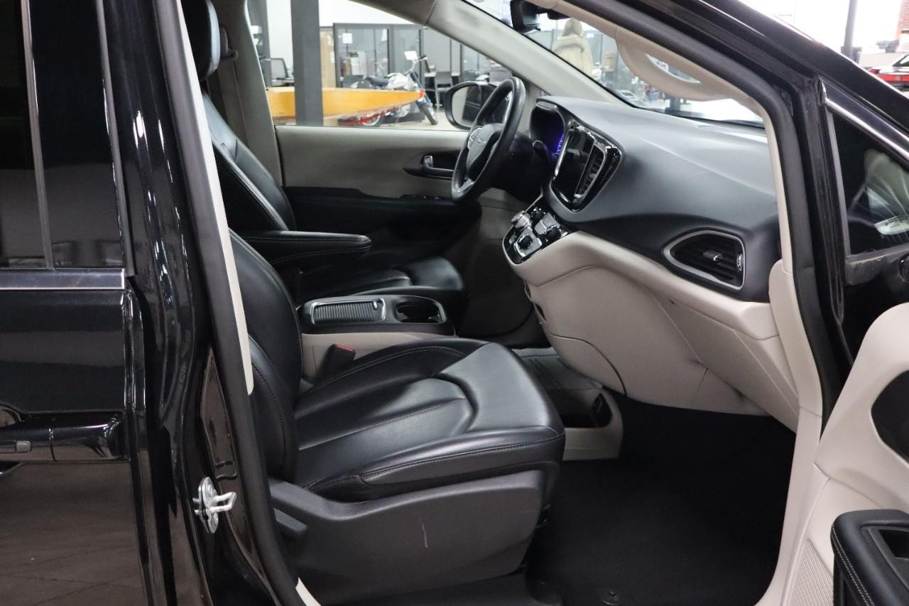 Used 2023 Chrysler Pacifica Touring-L FWD image 28