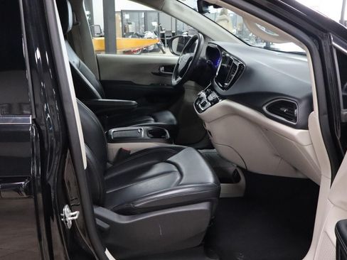 Used 2023 Chrysler Pacifica Touring-L FWD image 28