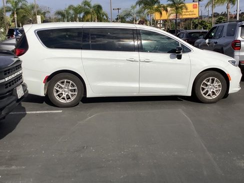 Used 2025 Chrysler Pacifica Select image 2