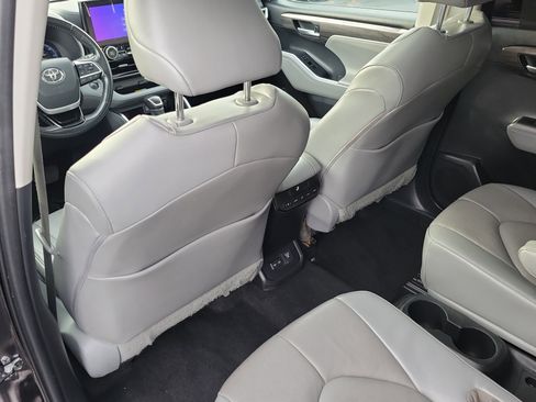 Used 2023 Toyota Highlander Limited image 14