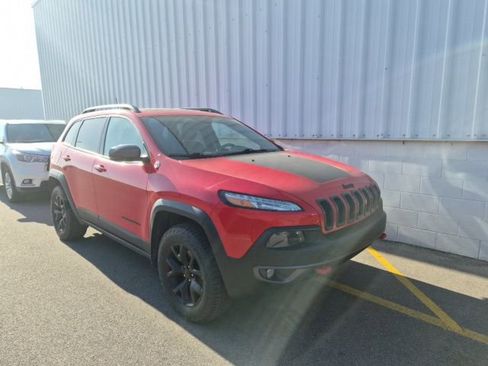 Used 2017 Jeep Cherokee Trailhawk w/ Comfort & Convenience Group AWD/4WD image 3