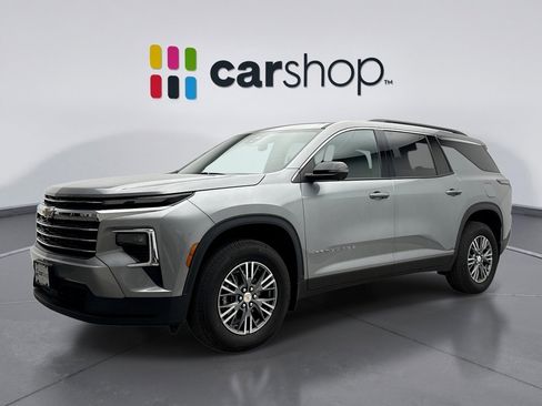 Used 2025 Chevrolet Traverse LT w/ Driver Confidence Package image 1