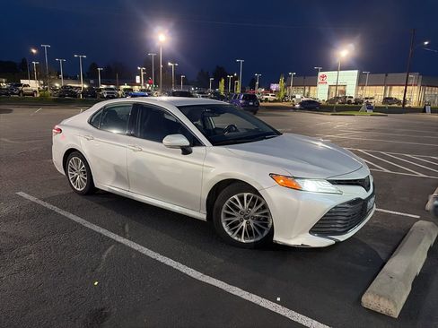 Used 2019 Toyota Camry XLE FWD image 5