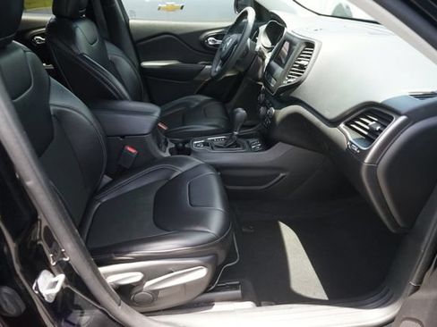 Used 2020 Jeep Cherokee Latitude Plus FWD image 19