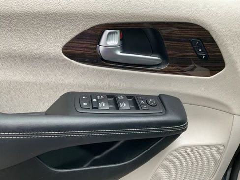Used 2023 Chrysler Pacifica Limited FWD image 33
