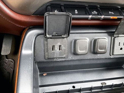 Used 2017 Chevrolet Silverado 1500 High Country image 33