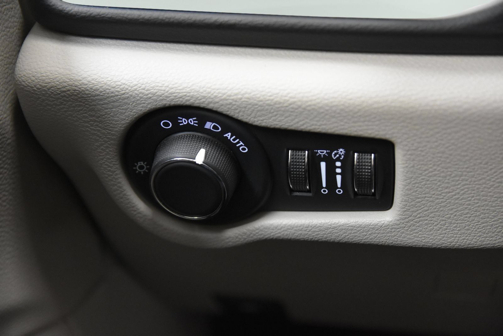Used 2023 Chrysler Voyager LX FWD image 17