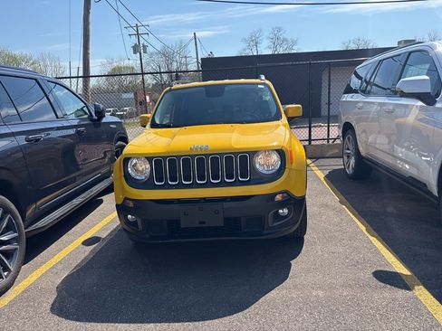 Used 2017 Jeep Renegade Latitude image 2