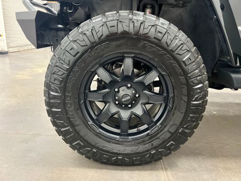 Used 2013 Jeep Wrangler Unlimited Sahara w/ Connectivity Group AWD/4WD image 30